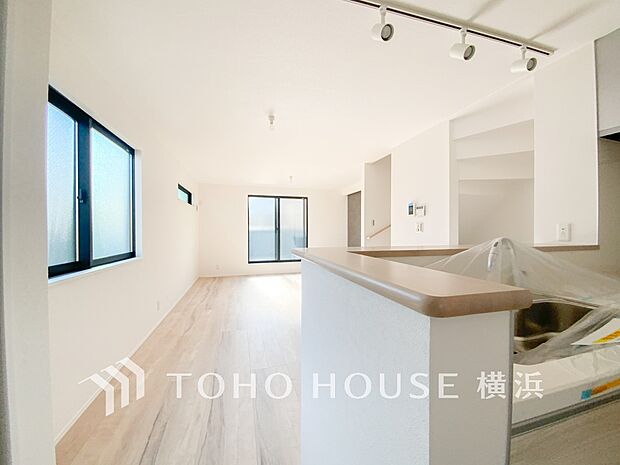 明るく開放的な空間が広がるLDK。室内には豊かな陽光が注ぎ込み、爽やかな住空間を演出。