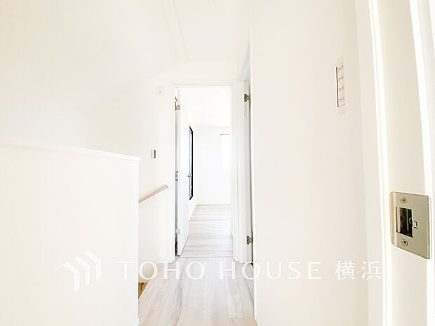 清潔感漂う廊下。各お部屋をつなぐ主要空間として美しく存在しています。