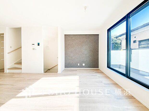 あたたかい日差しがたっぷり降り注ぐLDKは自然と家族の顔があかるい笑顔に。