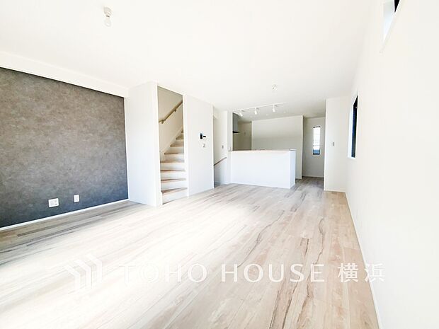 忙しい朝でも、しっかり家族が揃って食事をして頂けるゆとりある大きさのダイニングスペース。