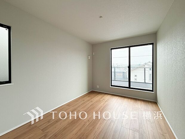 一日の疲れをいやしてくれる寝室。時を忘れて過ごす場所として過ごせるお部屋。