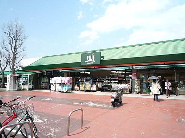 Fuji新桜ヶ丘店 1700m 新鮮な食品や日用品をお求めやすい価格で取り揃えている地域密着のスーパー。