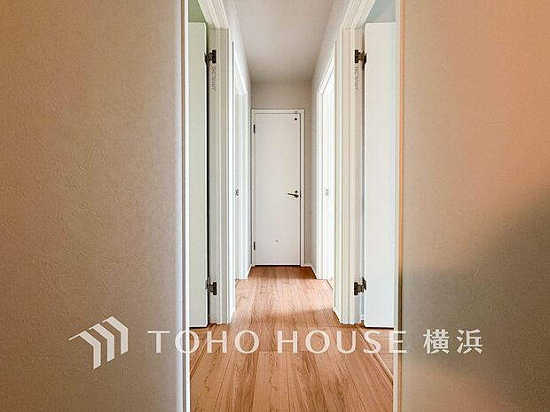 清潔感漂う廊下。各お部屋をつなぐ主要空間として美しく存在しています。