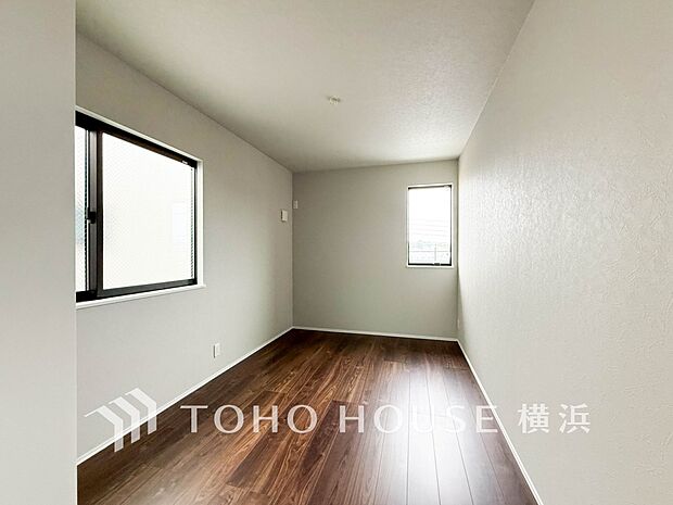 一日の疲れをいやしてくれる寝室。時を忘れて過ごす場所として過ごせるお部屋。