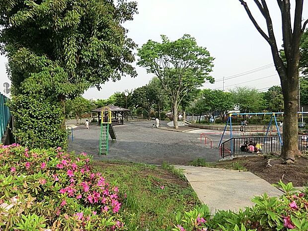 藤塚第二公園　500m　お子様が元気に走り回れる広々とした広場のある見通しの良い公園です。 