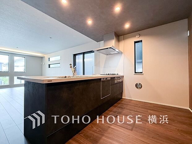 集いの場、憩いの場としての快適性を求めたやすらぎの空間です。