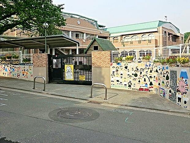 初音丘幼稚園　300m　60年の実績と、きめ細やかで内容の濃い教育、子ども主体の多彩な行事など、充実した保育内容の幼稚園。 