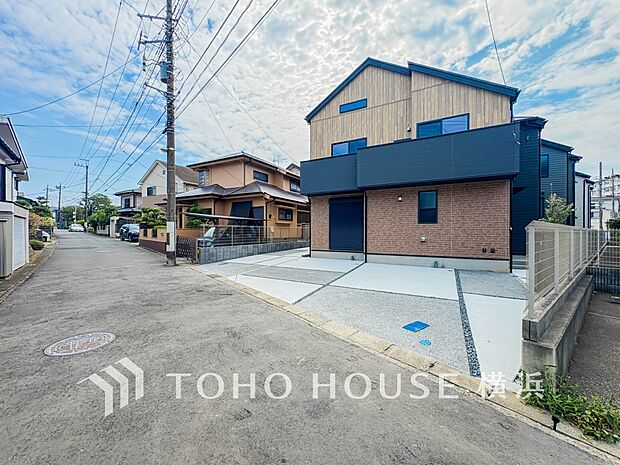 爽やかな青空の下に贅沢なほどに降り注ぐ陽光、豊かな居住性と、クオリティが見事に調和した住空間。