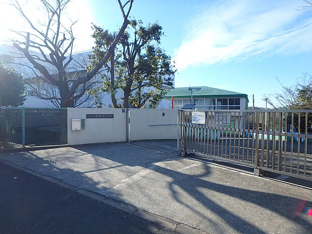横浜市立南舞岡小学校 800m 徒歩10分。小学校が近いのは子育てファミリーにもおすすめのポイント。