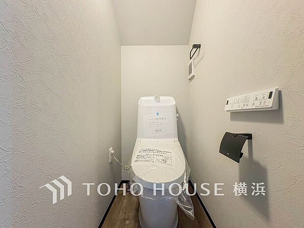 換気と明るさに配慮した、清潔感溢れるトイレ。落ち着いた空間で安らぎのひとときをお過ごしいただけます。