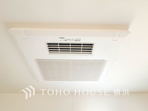 【浴室換気乾燥暖房機】　換気機能をはじめ、夜間や雨天時の衣類乾燥に便利な乾燥機能、暖房機能も搭載。