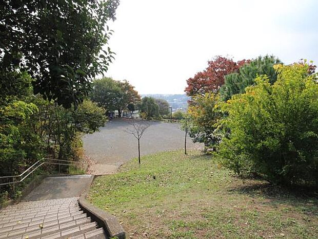 峰岡町三丁目公園　1300m　横浜新道の保土ケ谷トンネルの上部に位置する公園。緑に囲まれ、お子様が楽しめる遊具などが揃っています。 