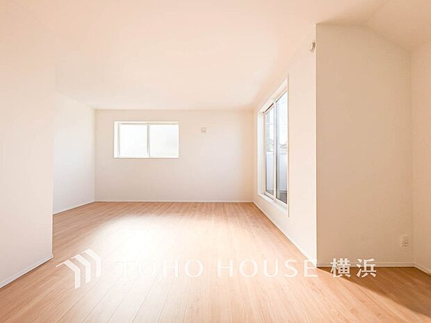 豊かな光が照らすこの場所は、たわいもない会話を楽しみ、ゆったりとした時間を過ごす場所。