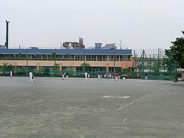 市場旧東海道公園 240m 思いっきり走り回れる広さを持つだだっ広い公園。地元ではメガロンと呼ばれて親しまれています。