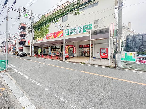 ツルハドラッグ鶴見市場店 450m お馴染みのチェーン展開するドラッグストア。徒歩約3分の距離はとても便利です。