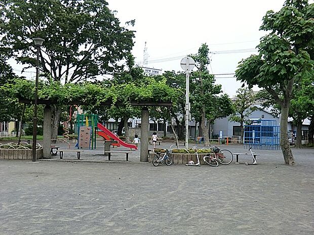 市場公園 600m 閑静な住宅街の中の緑に囲まれた公園。カラフルな複合遊具などお子様が楽しめる遊具などがあります。
