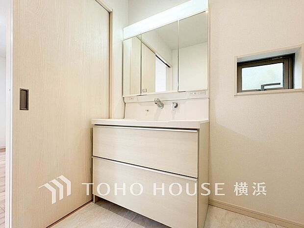 収納たっぷりの洗面台。毎朝身支度で活躍するスペースです。