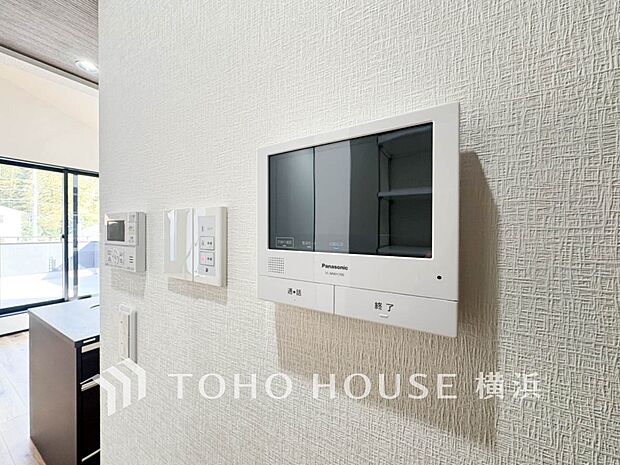 誰が来てもわかる様にモニター付きインターホンを設置。快適と安らぎを合わせた優しい設計。