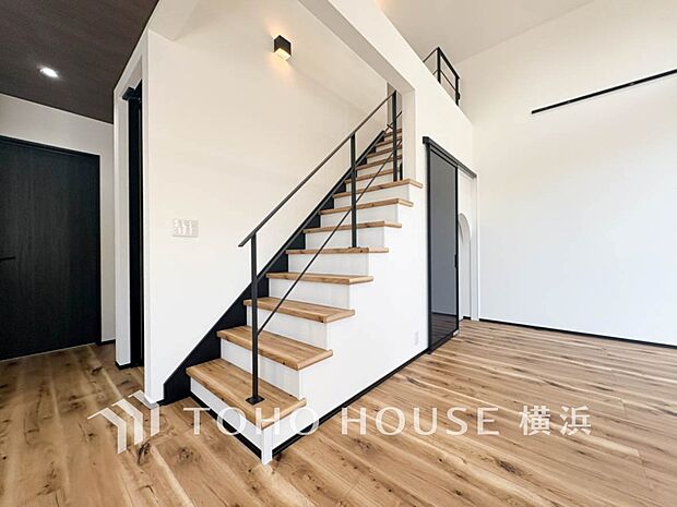 各フロアを結ぶ階段。集いの空間と一人の時間を楽しむプライベートルームをバランスよく繋いでいます。