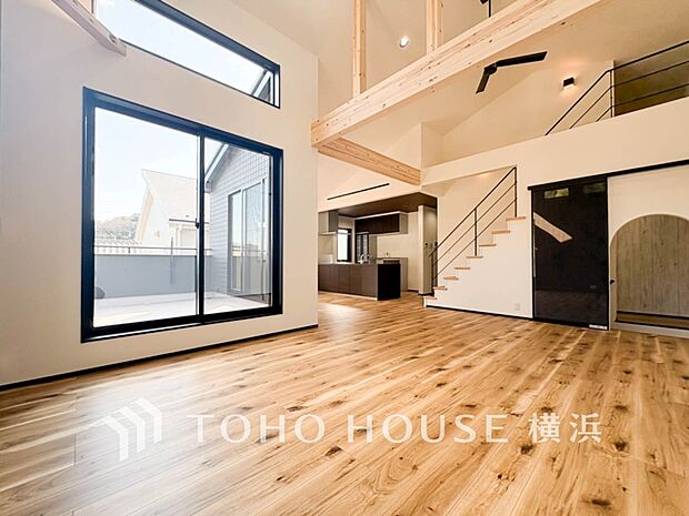 光と風があふれる開放的なリビングダイニングには自然と家族みんなが集まってきます。