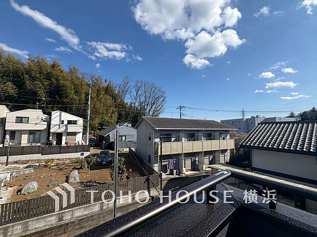 木々の緑がまぶしい、豊かな緑と静寂。ずっと見ていたいと思わせてくれる景色。