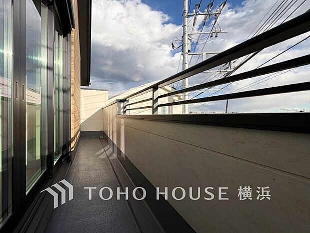 休日にまとめてお洗濯される方も安心のバルコニー。