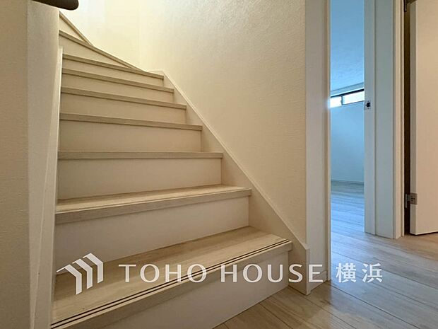 各フロアを結ぶ階段。集いの空間と一人の時間を楽しむプライベートルームをバランスよく繋いでいます。