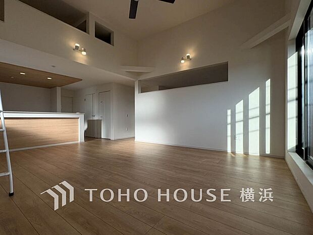 忙しい朝でも、しっかり家族が揃って食事をして頂けるゆとりある大きさのダイニングスペース。