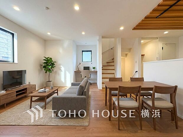 寛ぎとコミュニケーションを育む居心地のよい場所。（家具・装飾品はAI加工です）