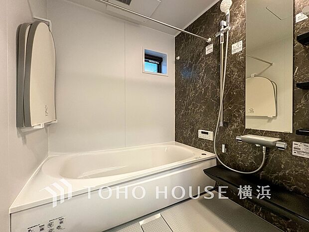 すっきりとした清潔感が感じられ、心身をリフレッシュできる寛ぎを深めてくれるスペースです。