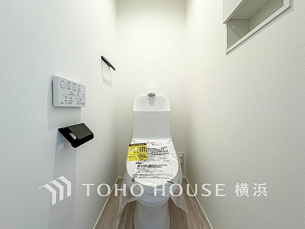 換気と明るさに配慮した、清潔感溢れるトイレ。落ち着いた空間で安らぎのひとときをお過ごしいただけます。