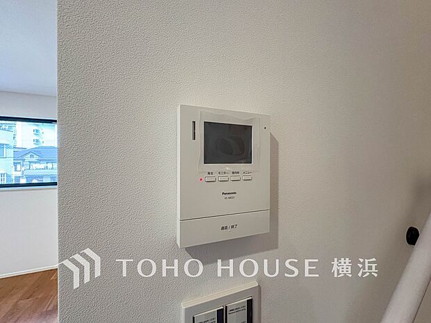 誰が来てもわかる様にモニター付きインターホンを設置。快適と安らぎを合わせた優しい設計。 
