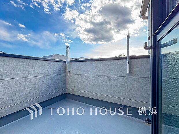 太陽の恵みをたっぷりと受けて、洗濯物も気持ちよく干せそうです。