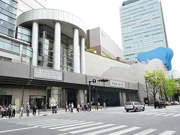 京浜急行線・横浜市営地下鉄ブルーライン「上大岡」駅　2400m　京急線「快特」停車駅。羽田空港へも快適アクセス。市営地下鉄ブルーラインで市内へのアクセスも良好です。 