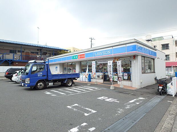 ローソン新東芹が谷店　210m　24時間営業ですので、急な買い物に便利です。駐車場もあります。 