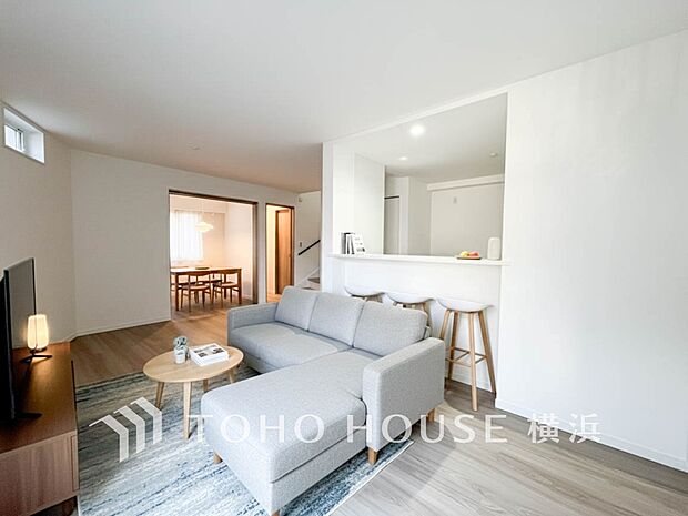 家族と過ごす時間を大切にしたい方にぴったりの明るくゆとりある住空間です。(家具はAI加工です)