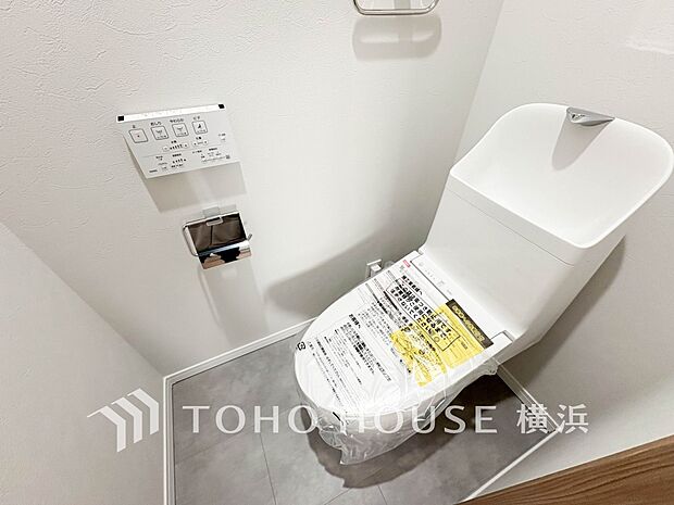トイレはシンプルにホワイトで統一。多機能型の温水洗浄付き。