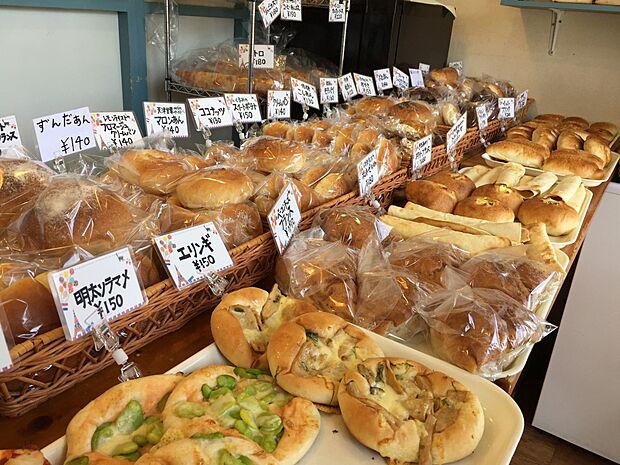 パークサイドベーカリー 500m ふわふわもちもちのパン生地が美味しい朝から行列のできるパン屋。