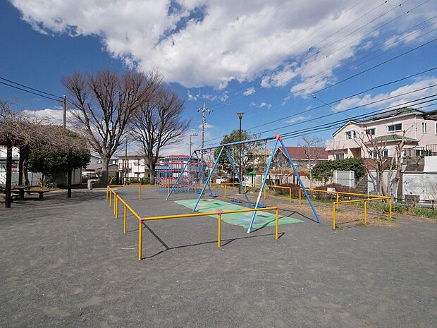 舞岡第二公園　240m　坂の途中にある公園。高い所はグラウンド、低い所は遊具エリアに分かれていて、階段で行き来できます。 