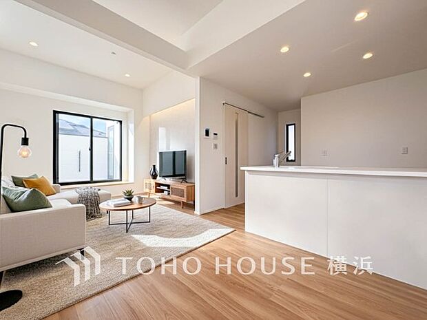 寛ぎとコミュニケーションを育む居心地のよい場所。(家具・装飾品はAI加工です)