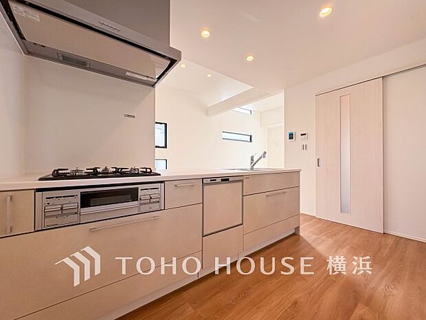 機能性とデザイン性を兼ね備えたシステムキッチン。リビングとの一体感も考慮され、美しい空間が実現。