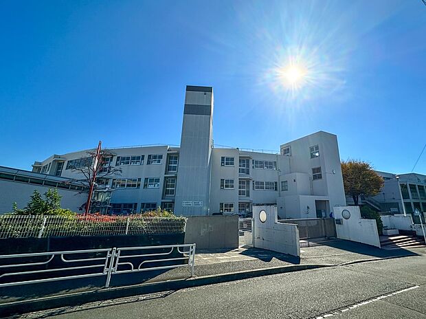 横浜市立川和中学校 1700m