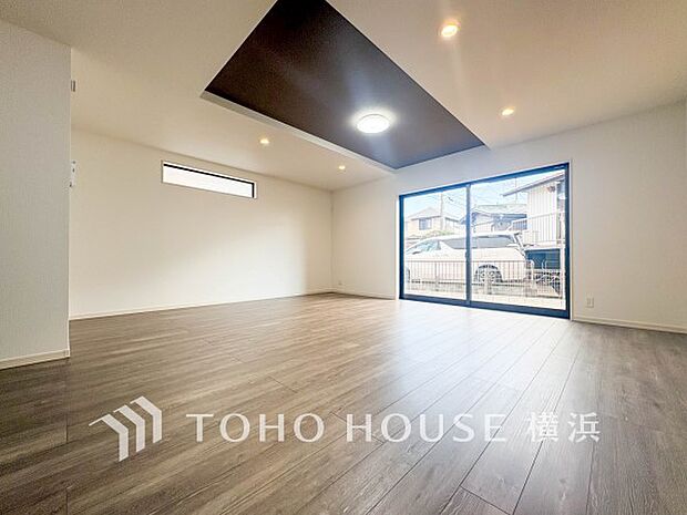 明るく開放的な空間が広がるLDK。室内には豊かな陽光が注ぎ込み、爽やかな住空間を演出。