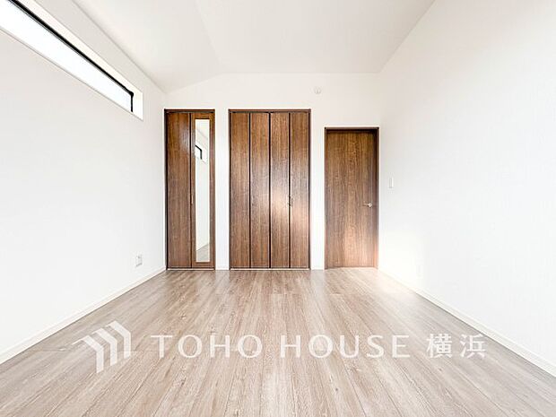 一日の疲れをいやしてくれる寝室。時を忘れて過ごす場所として過ごせるお部屋。