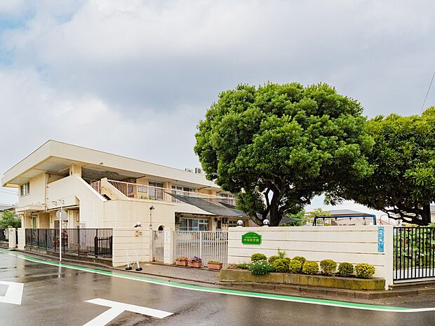 中尾保育園　180m　子どもたちが自由にのびのびと遊べるような環境を整え、健康な心と身体を育てる保育を行います。 