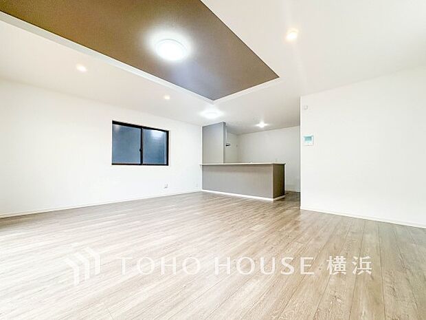 忙しい朝でも、しっかり家族が揃って食事をして頂けるゆとりある大きさのダイニングスペース。