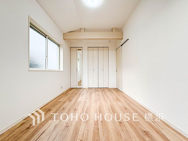 一日の疲れをいやしてくれる寝室。時を忘れて過ごす場所として過ごせるお部屋。