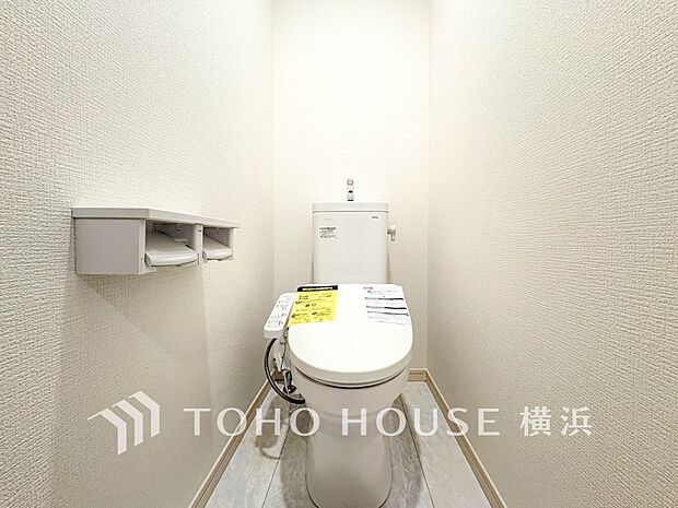 清潔感溢れるトイレ。落ち着いた空間で安らぎのひとときをお過ごしいただけます。