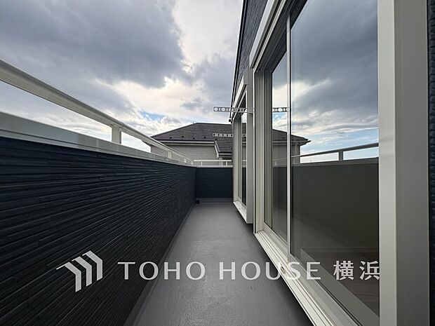 心地よい陽射しや暖かな風を楽しむことが出来るバルコニー。