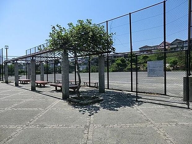 笹野台北公園　1700m　豊かな自然に囲まれながらスポーツを楽しんだり、遊具で遊んだりとご家族皆さんが楽しめる公園です。 